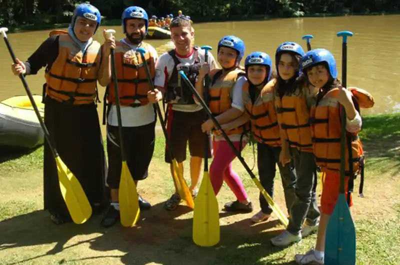Atividades do MARKAZ - 2026 44 Jovens e adultos com equipamentos de segurança para atividade de canoagem