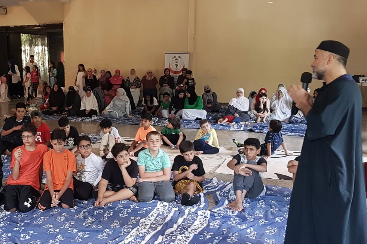 Atividades do MARKAZ - 2026 51 Palestrante compartilhando conhecimentos com jovens e famílias em acampamento