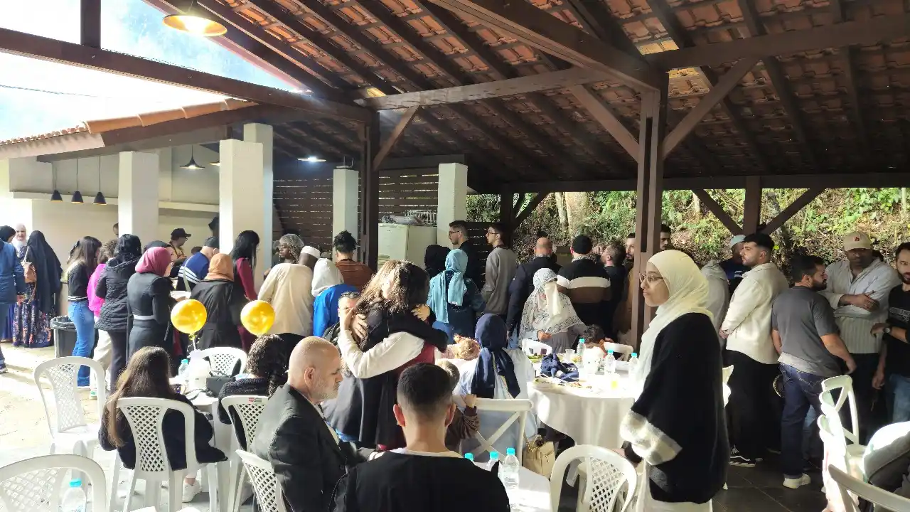 Atividades do MARKAZ - 2026 126 Famílias e participantes em encontro comunitário em espaço coberto