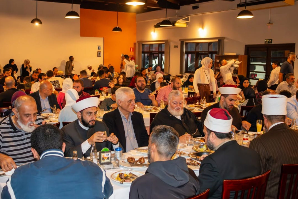 Atividades do MARKAZ - 2026 123 Participantes reunidos durante refeição em encontro comunitário