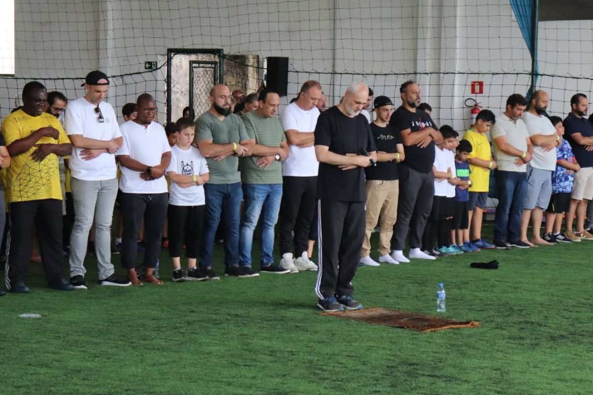 Atividades do MARKAZ - 2026 46 Participantes em momento de oração em espaço esportivo