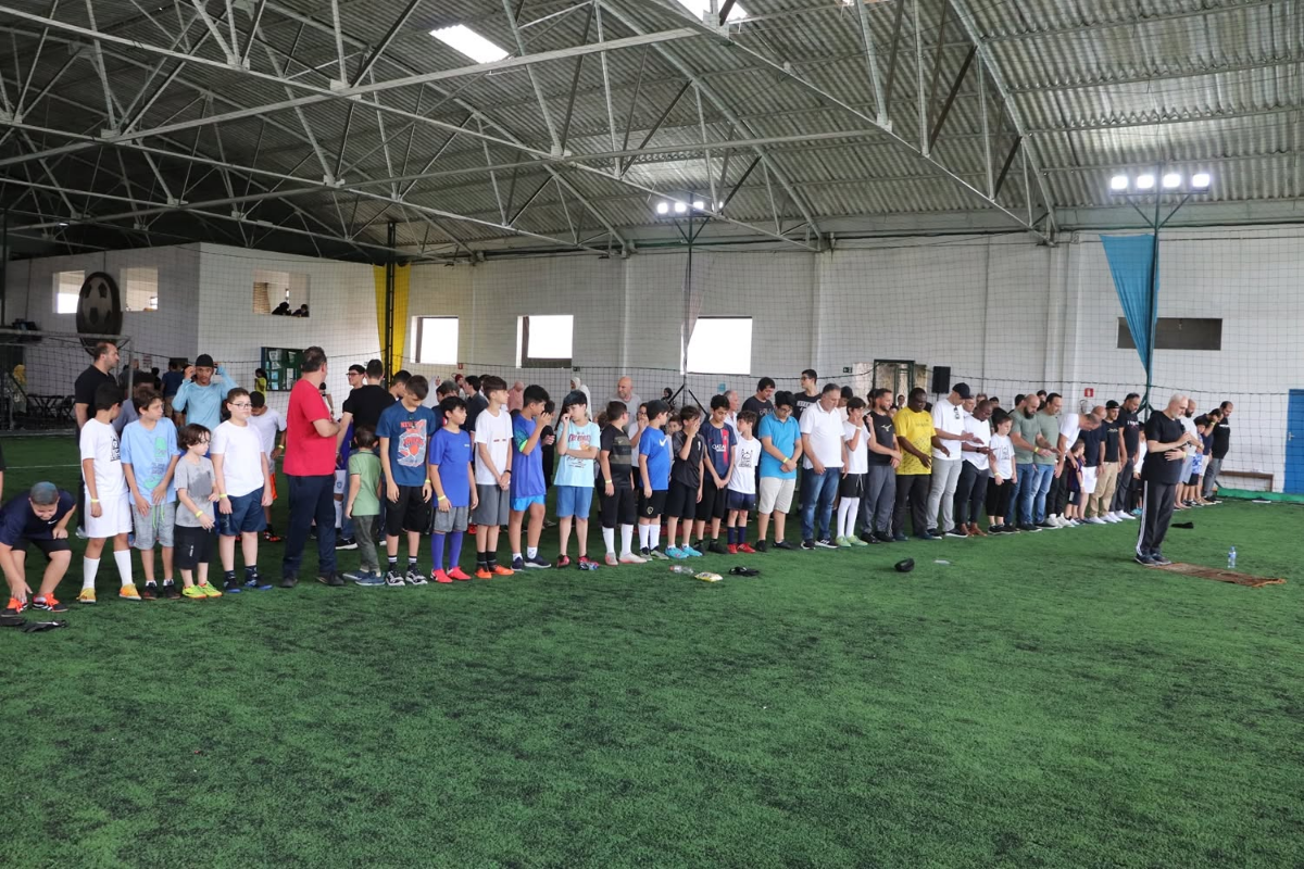 Atividades do MARKAZ - 2026 47 Jovens e adultos reunidos em atividade em espaço esportivo