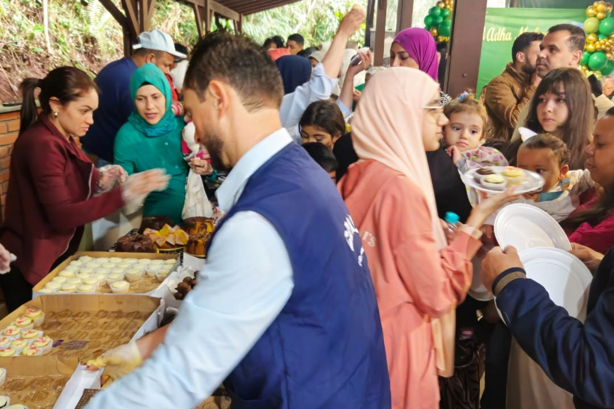 Atividades do MARKAZ - 2026 125 Participantes compartilhando refeição em encontro comunitário