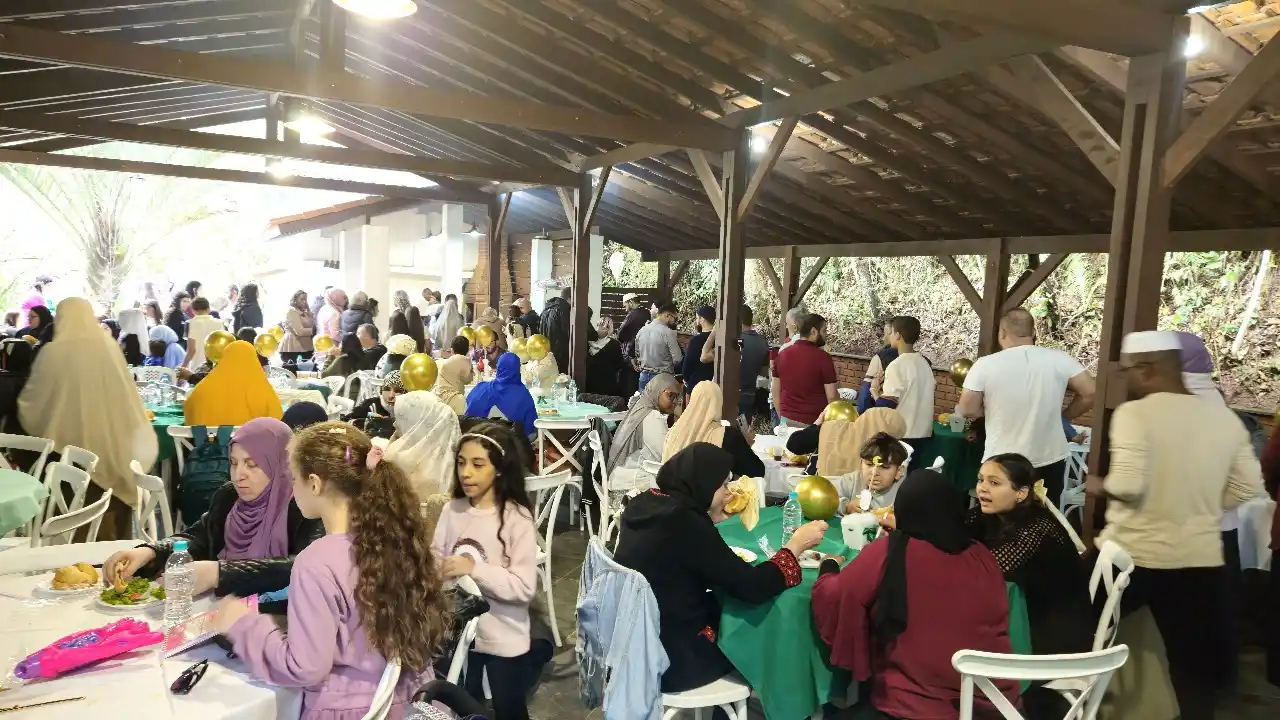 Atividades do MARKAZ - 2026 127 Famílias compartilhando uma refeição durante atividade comunitária