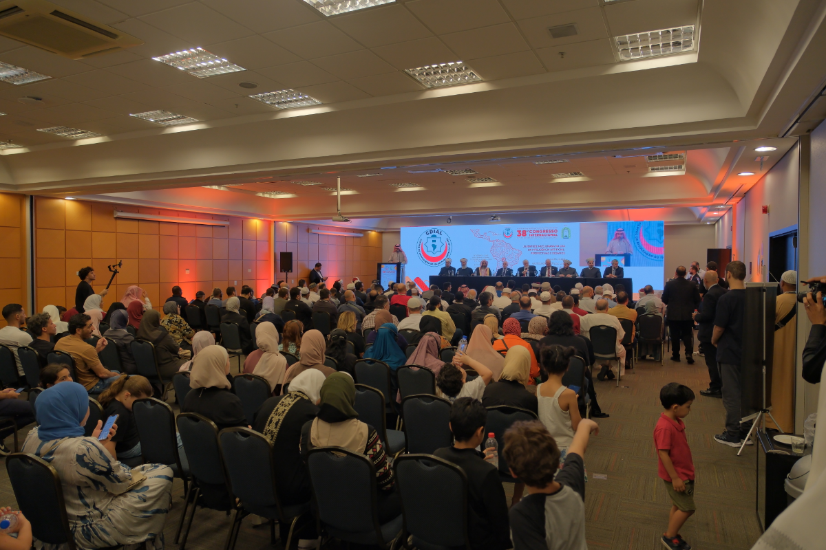 Atividades do MARKAZ - 2026 3 Público acompanhando a programação de congresso islâmico