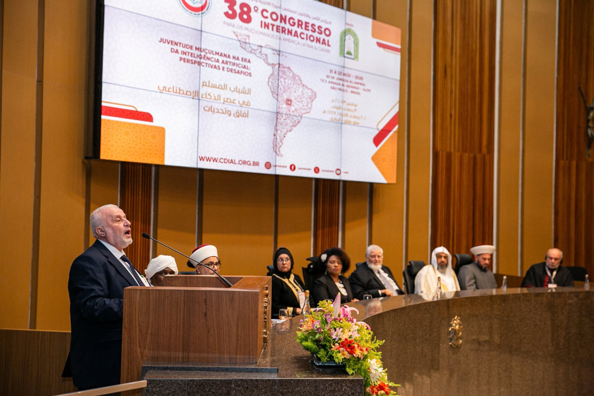 Atividades do MARKAZ - 2026 10 Participante discursando em tribuna durante congresso