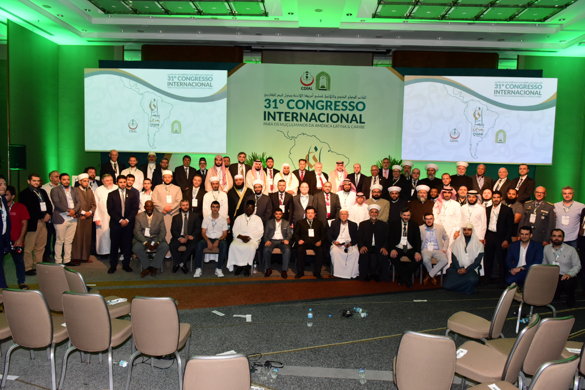 Atividades do MARKAZ - 2026 11 Grupo de participantes reunido no palco de congresso