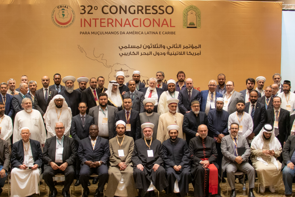 Atividades do MARKAZ - 2026 12 Participantes reunidos diante do painel de congresso