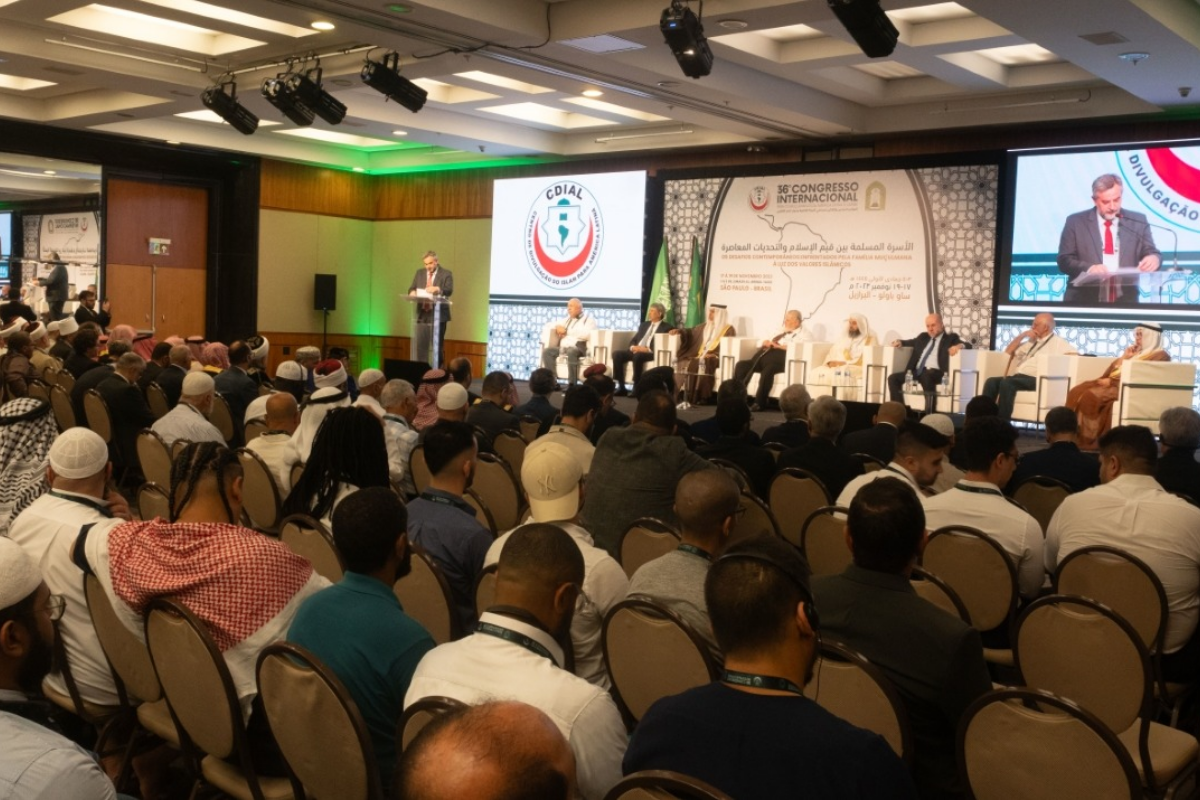Atividades do MARKAZ - 2026 8 Palestrante e público durante encontro internacional