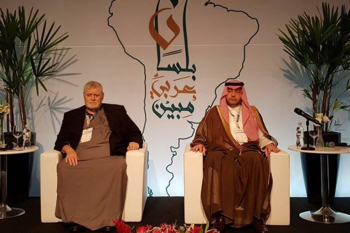 Atividades do MARKAZ - 2026 15 Representantes sentados no palco durante encontro internacional