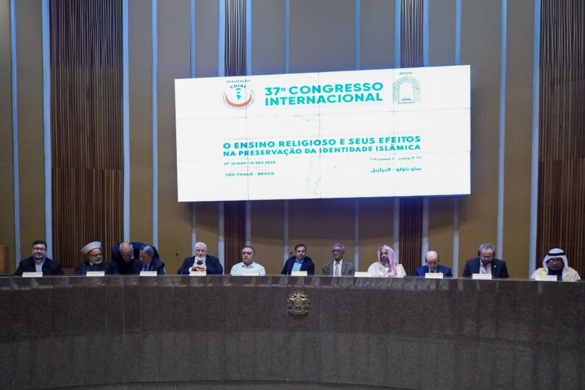 Atividades do MARKAZ - 2026 17 Mesa de participantes no plenário de congresso internacional