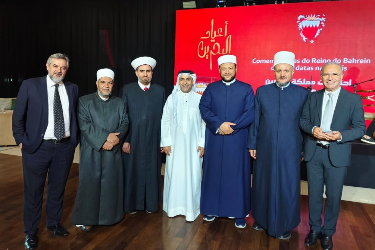 Atividades do MARKAZ - 2026 77 Grupo de representantes em celebração com painel do Reino do Bahrein