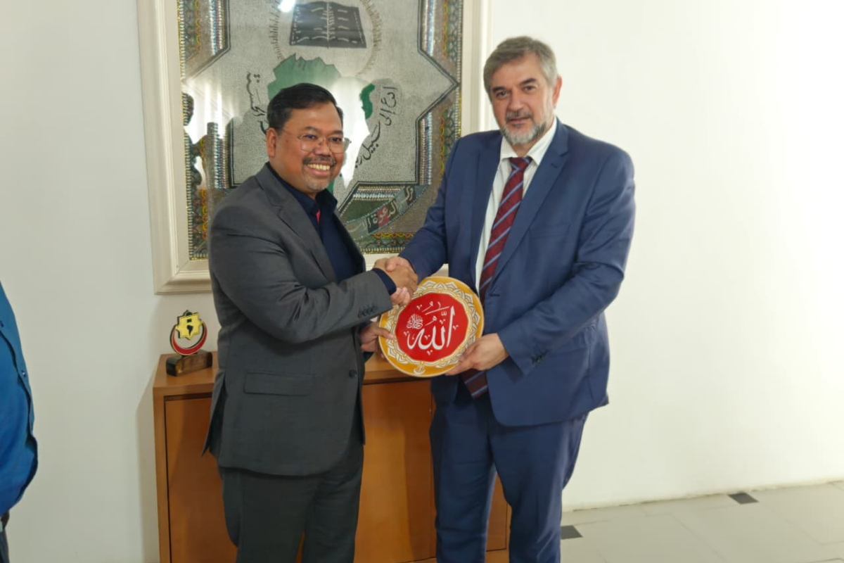 Atividades do MARKAZ - 2026 70 Representantes trocando uma homenagem durante encontro