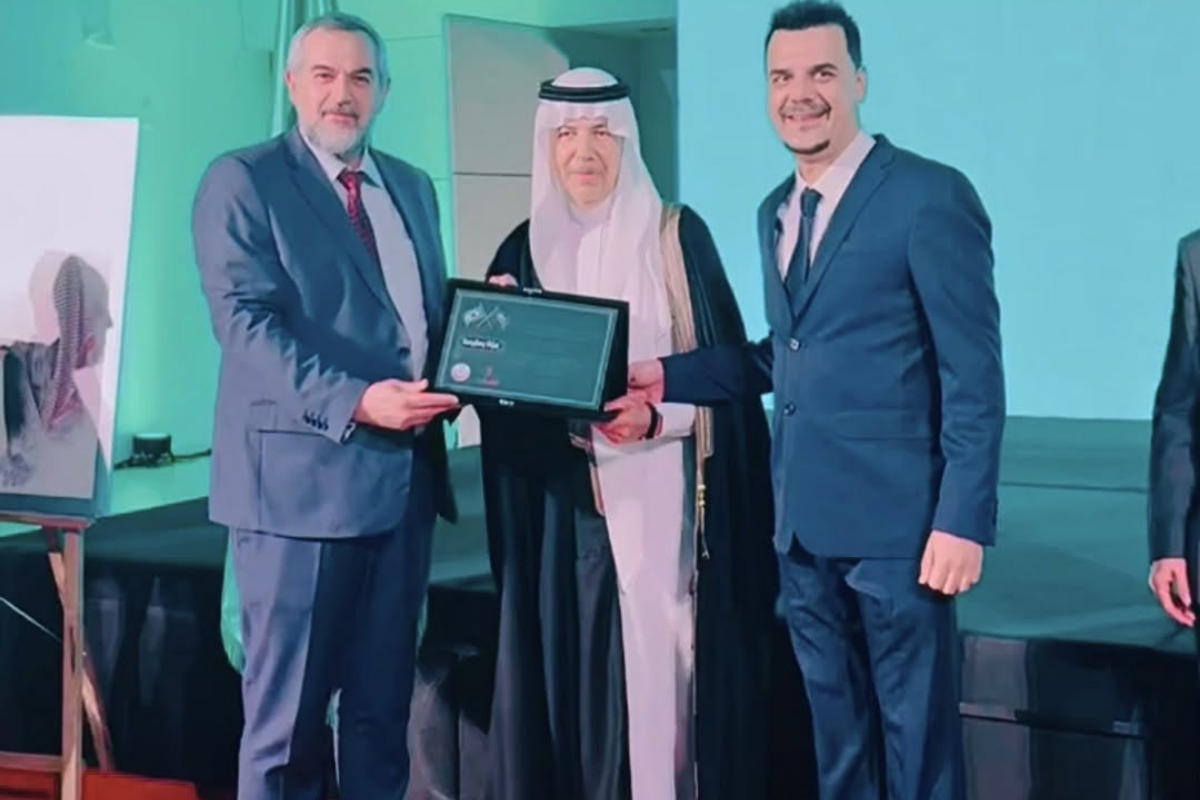 Atividades do MARKAZ - 2026 73 Representantes exibindo homenagem em encontro de cooperação