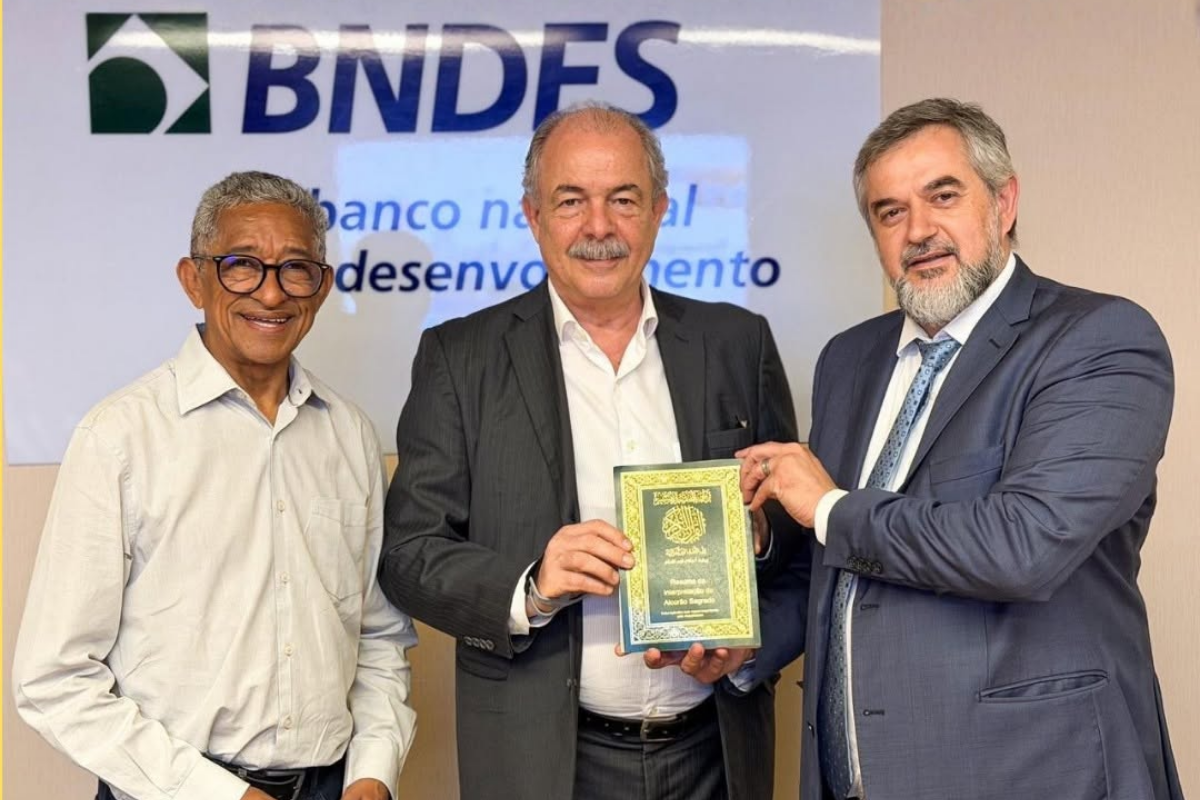 Atividades do MARKAZ - 2026 75 Representantes reunidos diante de painel do BNDES