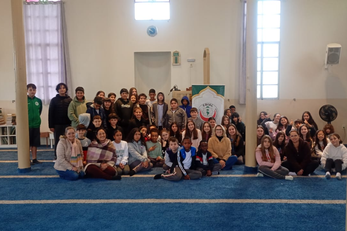 Atividades do MARKAZ - 2026 18 Crianças, jovens e educadores reunidos em uma mesquita