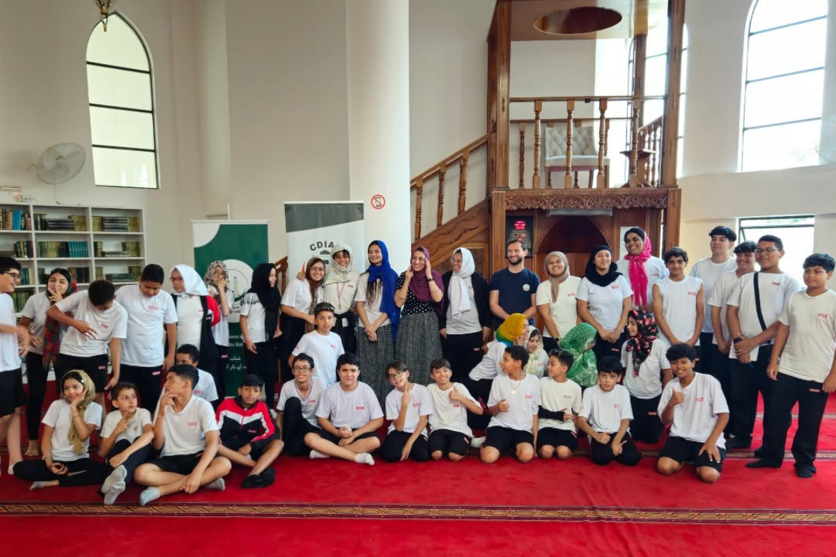Atividades do MARKAZ - 2026 23 Estudantes e educadores reunidos no interior de uma mesquita