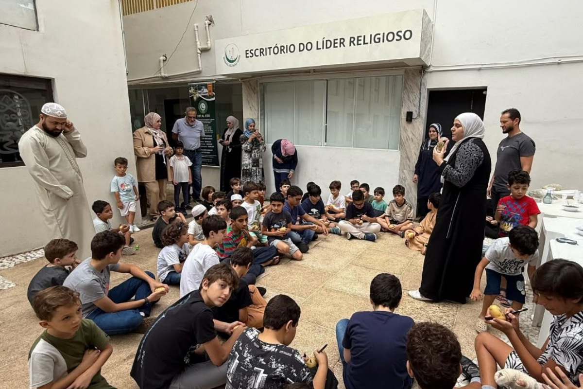 Atividades do MARKAZ - 2026 25 Crianças acompanhando orientações de educadores em espaço de convivência