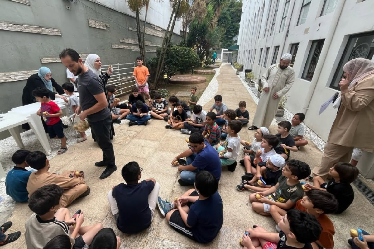 Atividades do MARKAZ - 2026 26 Crianças e educadores em atividade em espaço externo