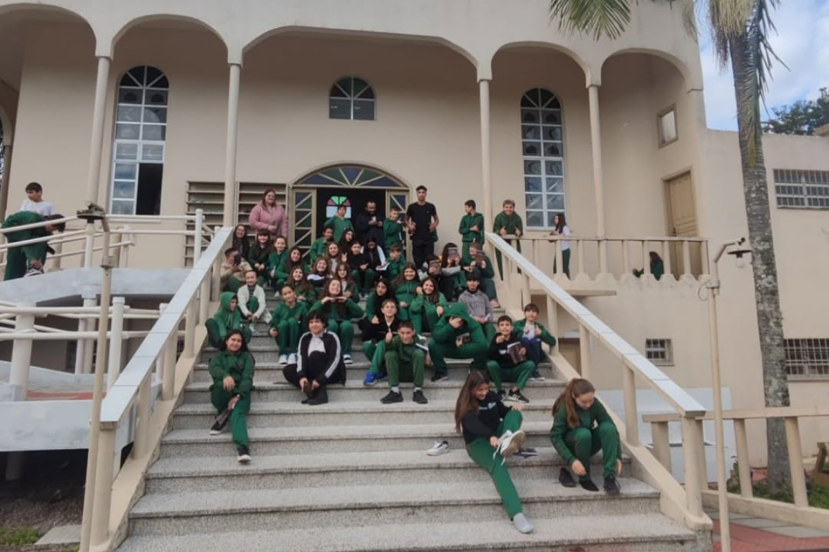 Atividades do MARKAZ - 2026 28 Estudantes e educadores reunidos na entrada de uma mesquita