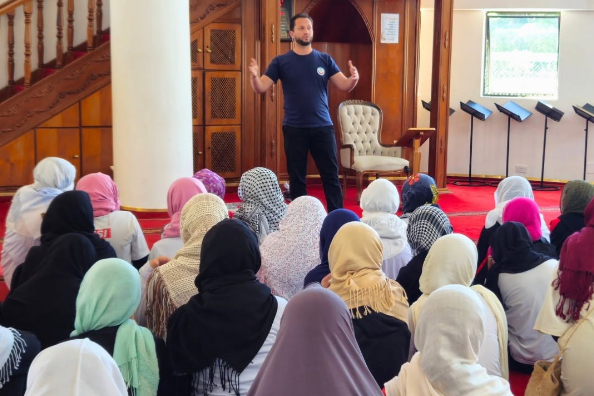 Atividades do MARKAZ - 2026 30 Educador conduzindo encontro de formação com participantes