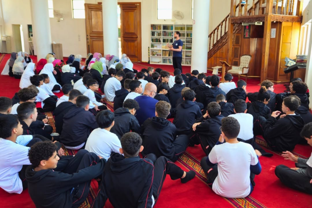Atividades do MARKAZ - 2026 31 Grupo de estudantes acompanhando uma atividade de ensino