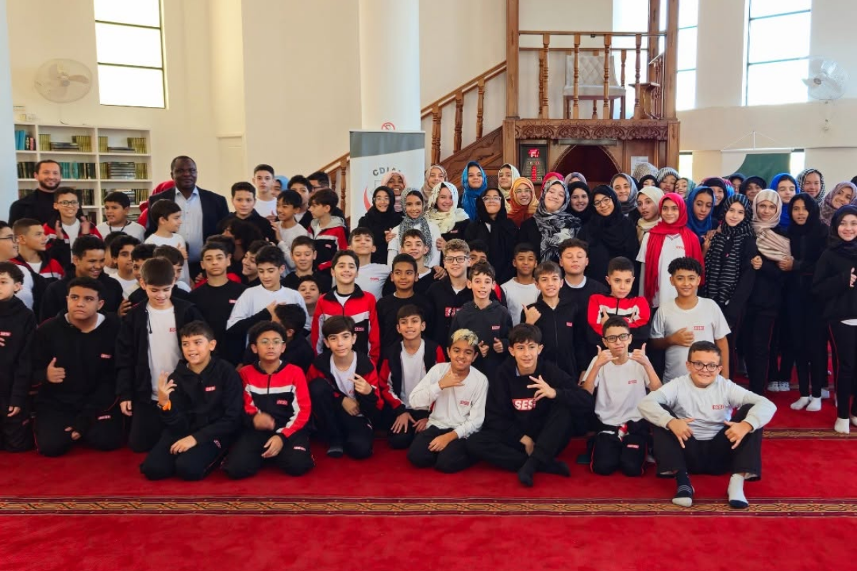 Atividades do MARKAZ - 2026 37 Crianças, jovens e educadores reunidos em uma mesquita