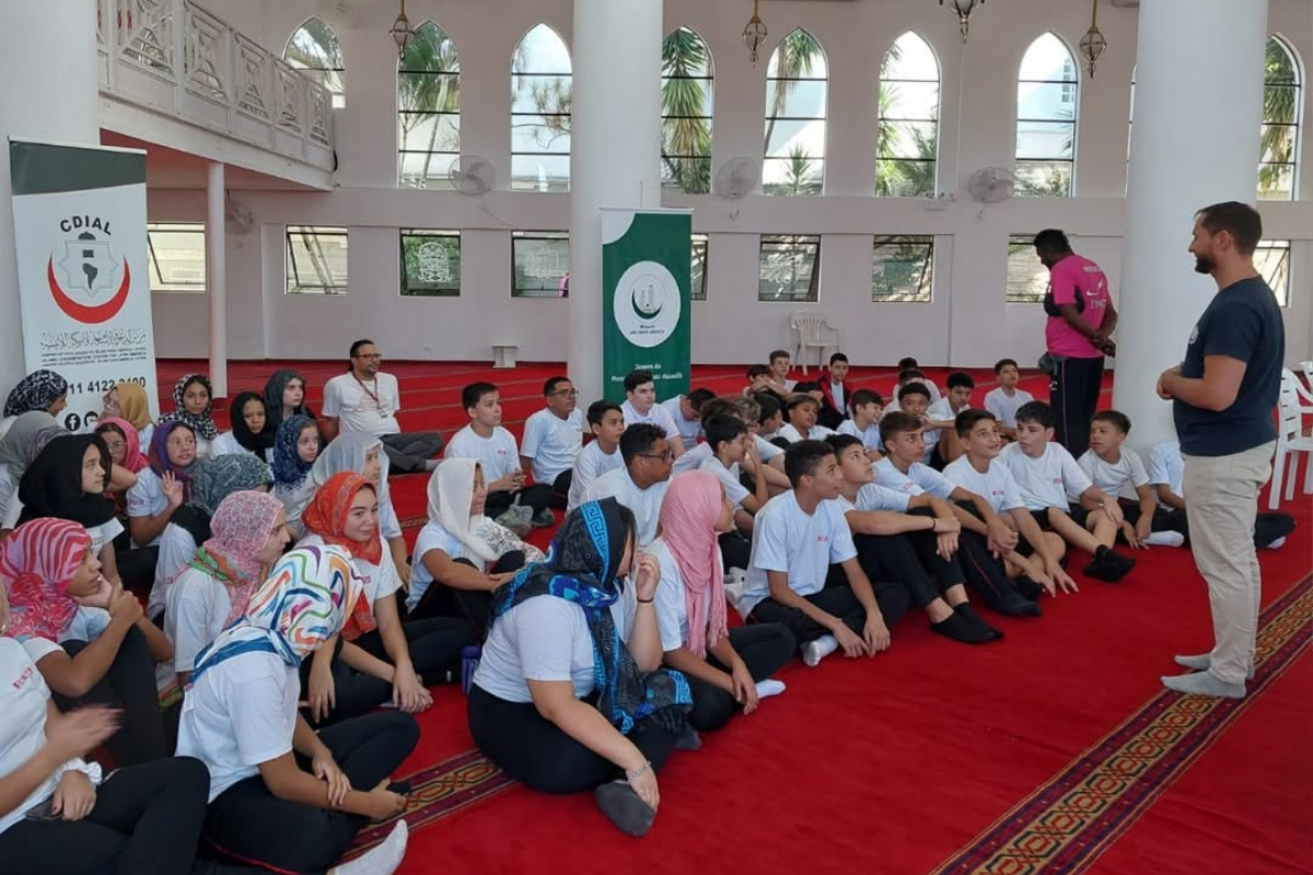 Atividades do MARKAZ - 2026 38 Crianças acompanhando uma atividade educativa em grupo