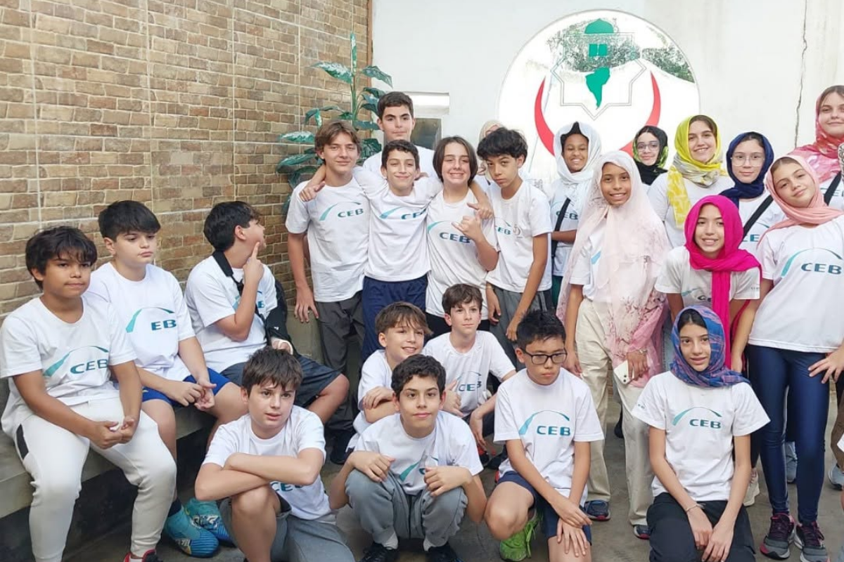 Atividades do MARKAZ - 2026 39 Crianças e jovens reunidos em uma atividade de visita
