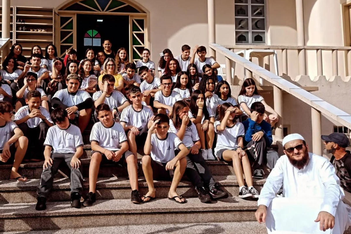 Atividades do MARKAZ - 2026 22 Estudantes e educadores reunidos na escadaria de uma mesquita