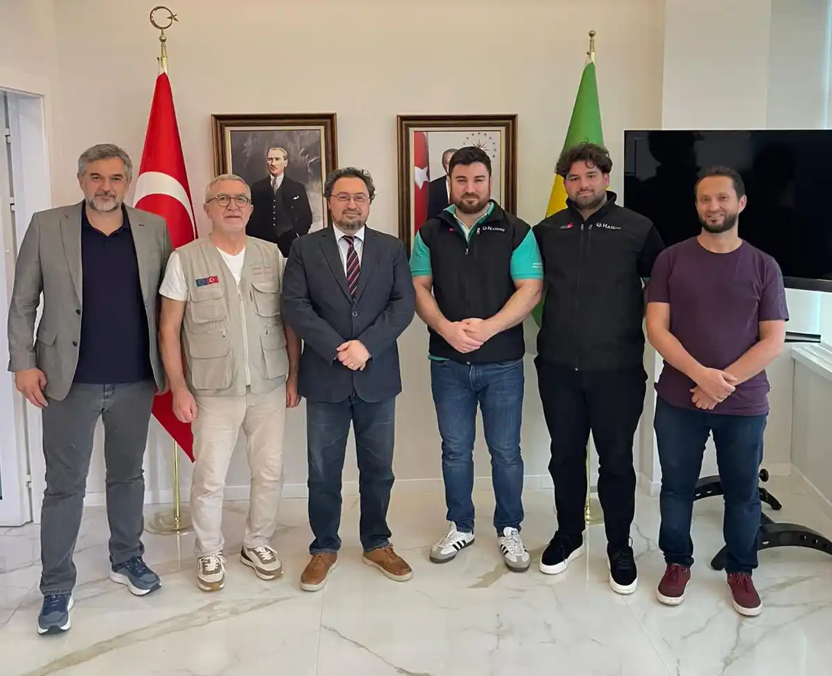 Atividades do MARKAZ - 2026 87 Representantes reunidos com bandeiras do Brasil e da Turquia ao fundo