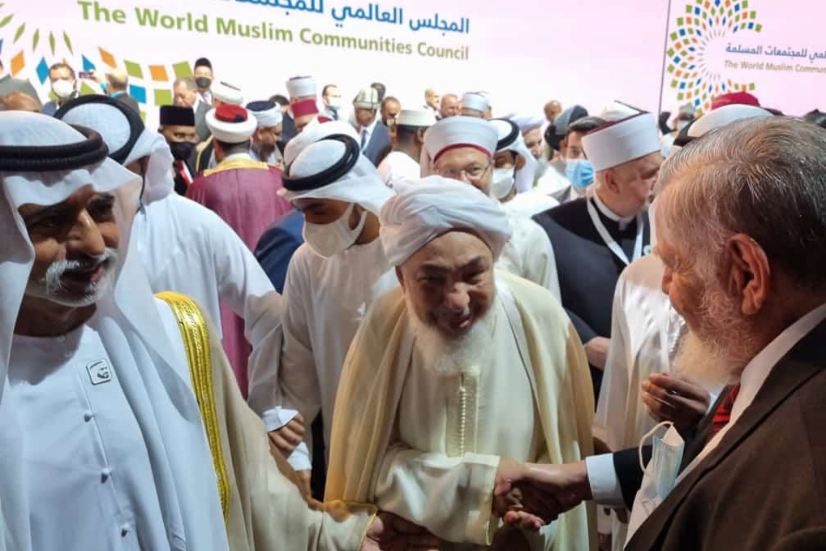 Atividades do MARKAZ - 2026 93 Participantes se cumprimentando em encontro do Conselho Mundial das Comunidades Muçulmanas