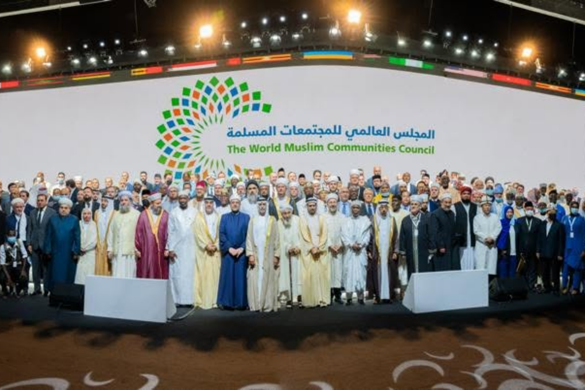 Atividades do MARKAZ - 2026 95 Grupo de participantes reunido diante do painel de encontro internacional
