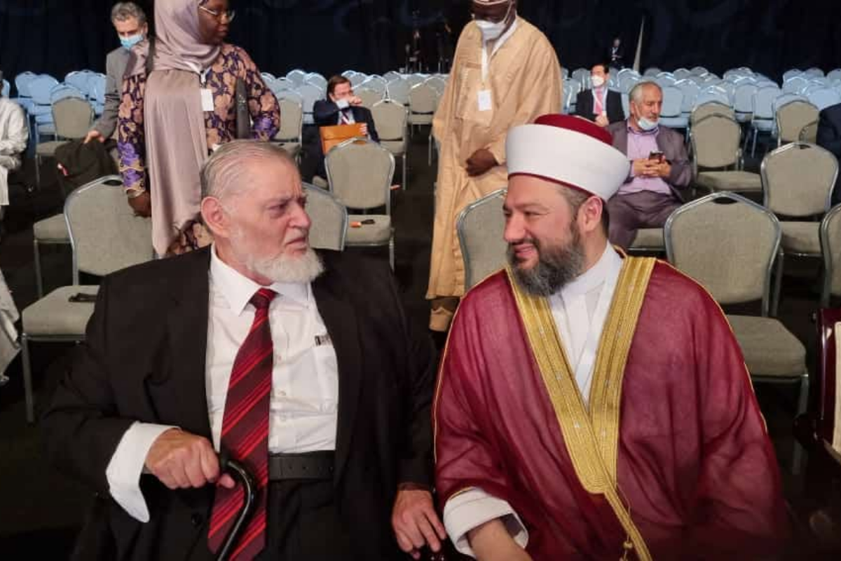 Atividades do MARKAZ - 2026 96 Representantes conversando durante evento internacional