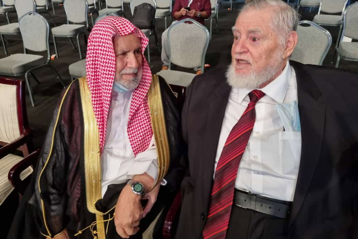 Atividades do MARKAZ - 2026 108 Representantes conversando no auditório de evento internacional