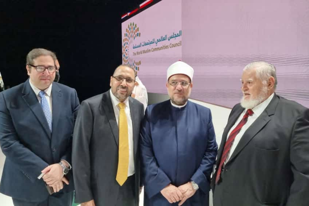Atividades do MARKAZ - 2026 109 Representantes reunidos diante de painel do Conselho Mundial das Comunidades Muçulmanas