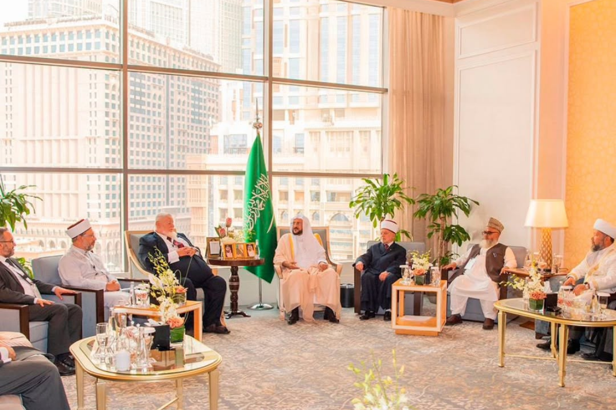 Atividades do MARKAZ - 2026 110 Representantes em reunião em sala com bandeira saudita ao fundo