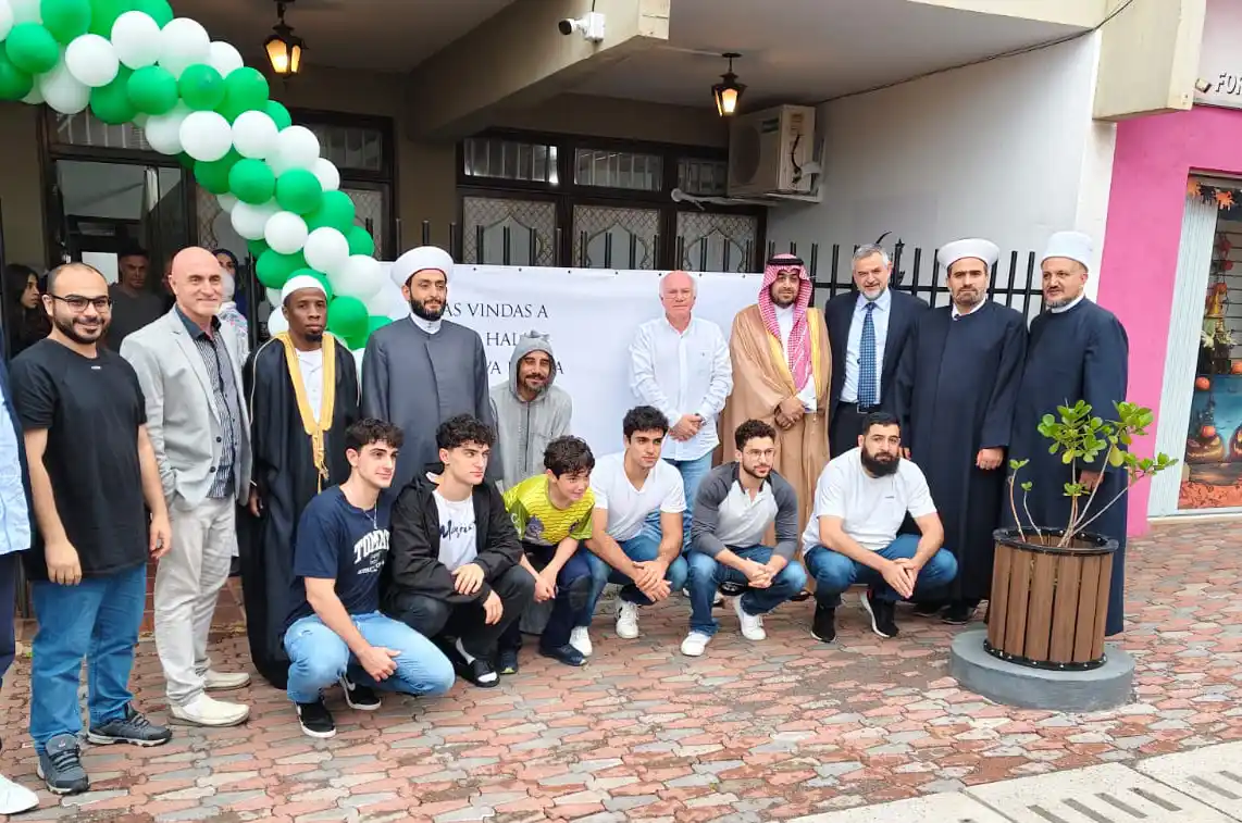 Atividades do MARKAZ - 2026 56 Participantes e representantes reunidos na entrada de espaço comunitário