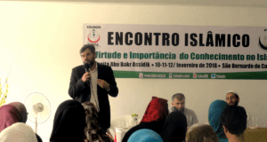 Encontro islâmico na mesquita Abu Bakr Assidick