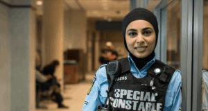Pela primeira vez, oficial de polícia muçulmana usa o véu “Hijab” na Grã-Bretanha