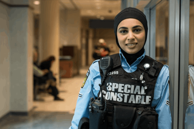Pela primeira vez, oficial de polícia muçulmana usa o véu “Hijab” na Grã-Bretanha