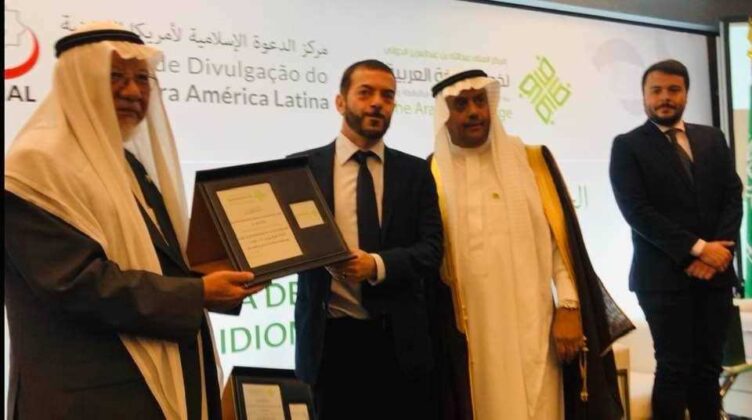 Centro Rei Abdullah Bin Abdul Aziz para o Idioma Árabe e CDIAL promovem exposição na USP 12 cdial.org 37 cdial.org .br mes lingua rabe usp