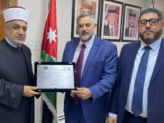 CDIAL Fortalece Laços Culturais e Educacionais com a Jordânia Diretor geral do CDIAL, Ziad Ahmad Saifi, entrega placa de homenagem a Sua Excelência o Ministro de Awqaf, Assuntos Islâmicos e Lugares Sagrados do Reino Hachemita da Jordânia, Dr. Mohammad Al-Khalayleh.