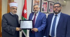 CDIAL Fortalece Laços Culturais e Educacionais com a Jordânia Diretor geral do CDIAL, Ziad Ahmad Saifi, entrega placa de homenagem a Sua Excelência o Ministro de Awqaf, Assuntos Islâmicos e Lugares Sagrados do Reino Hachemita da Jordânia, Dr. Mohammad Al-Khalayleh.