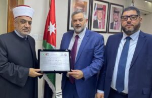 CDIAL Fortalece Laços Culturais e Educacionais com a Jordânia Diretor geral do CDIAL, Ziad Ahmad Saifi, entrega placa de homenagem a Sua Excelência o Ministro de Awqaf, Assuntos Islâmicos e Lugares Sagrados do Reino Hachemita da Jordânia, Dr. Mohammad Al-Khalayleh.