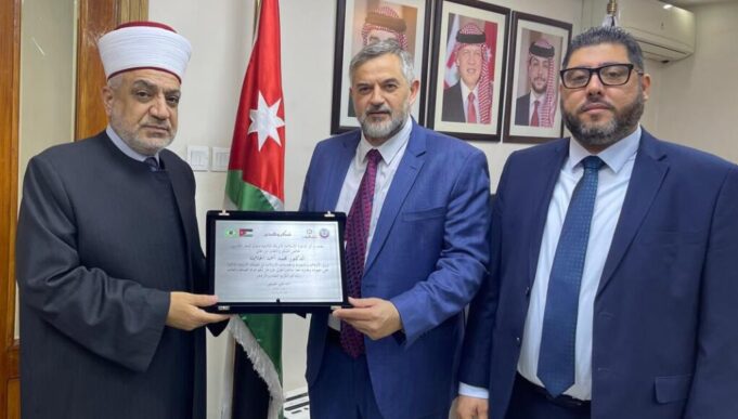 CDIAL Fortalece Laços Culturais e Educacionais com a Jordânia Diretor geral do CDIAL, Ziad Ahmad Saifi, entrega placa de homenagem a Sua Excelência o Ministro de Awqaf, Assuntos Islâmicos e Lugares Sagrados do Reino Hachemita da Jordânia, Dr. Mohammad Al-Khalayleh.