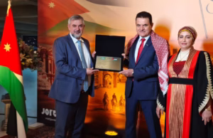 CDIAL participa das comemorações pelos 80 anos da Independência do Reino Hachemita da Jordânia em Brasília Vice-Presidente do CDIAL, Ziad Ahmad Saifi, homenageia Sua Excelência o Embaixador Dr. Maen Masadeh durante celebração dos 80 anos da Independência do Reino Hachemita da Jordânia.