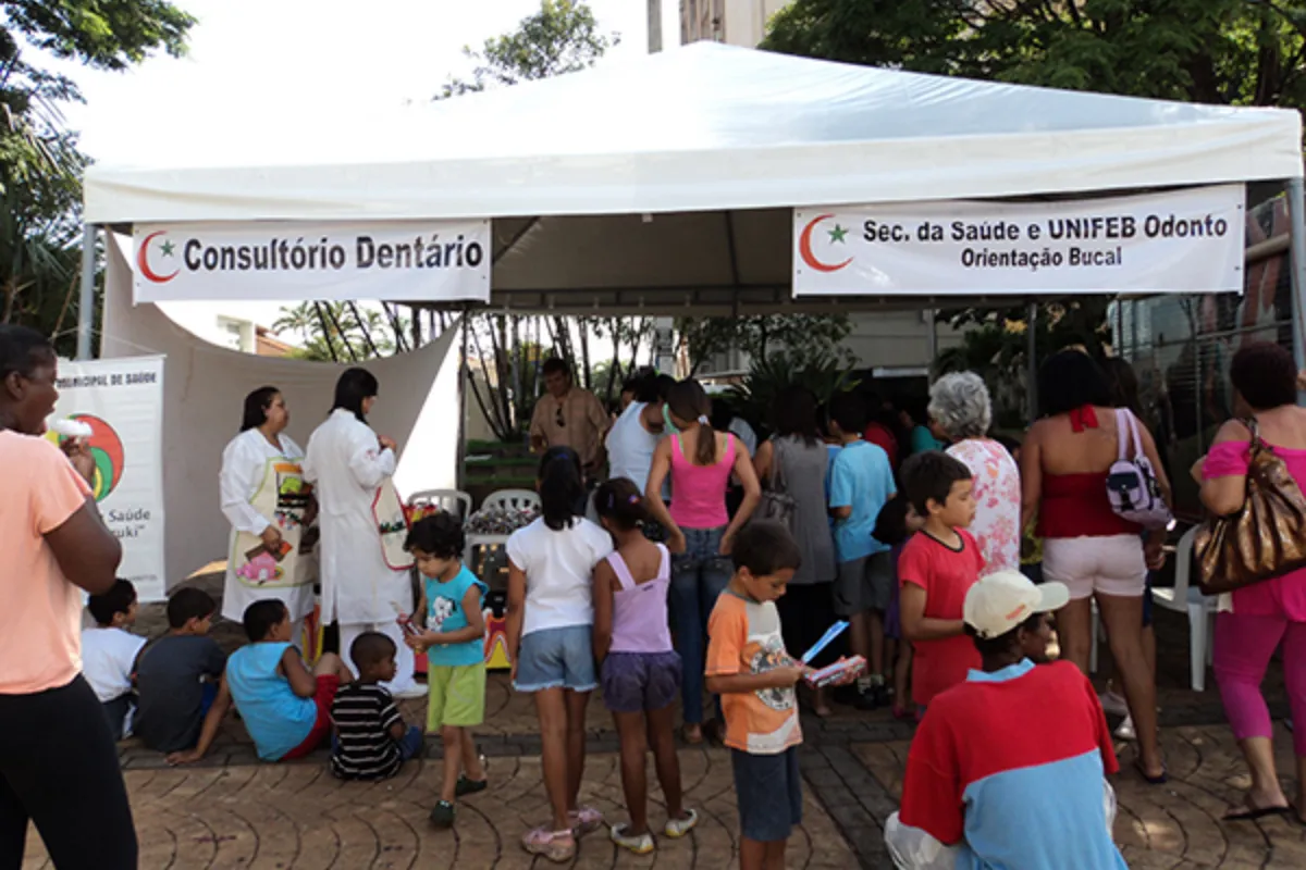 Atividades do MARKAZ - 2026 61 Crianças e famílias em ação de atendimento odontológico