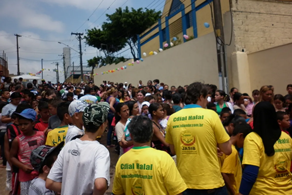 Atividades do MARKAZ - 2026 62 Voluntários e famílias em ação de assistência social na comunidade