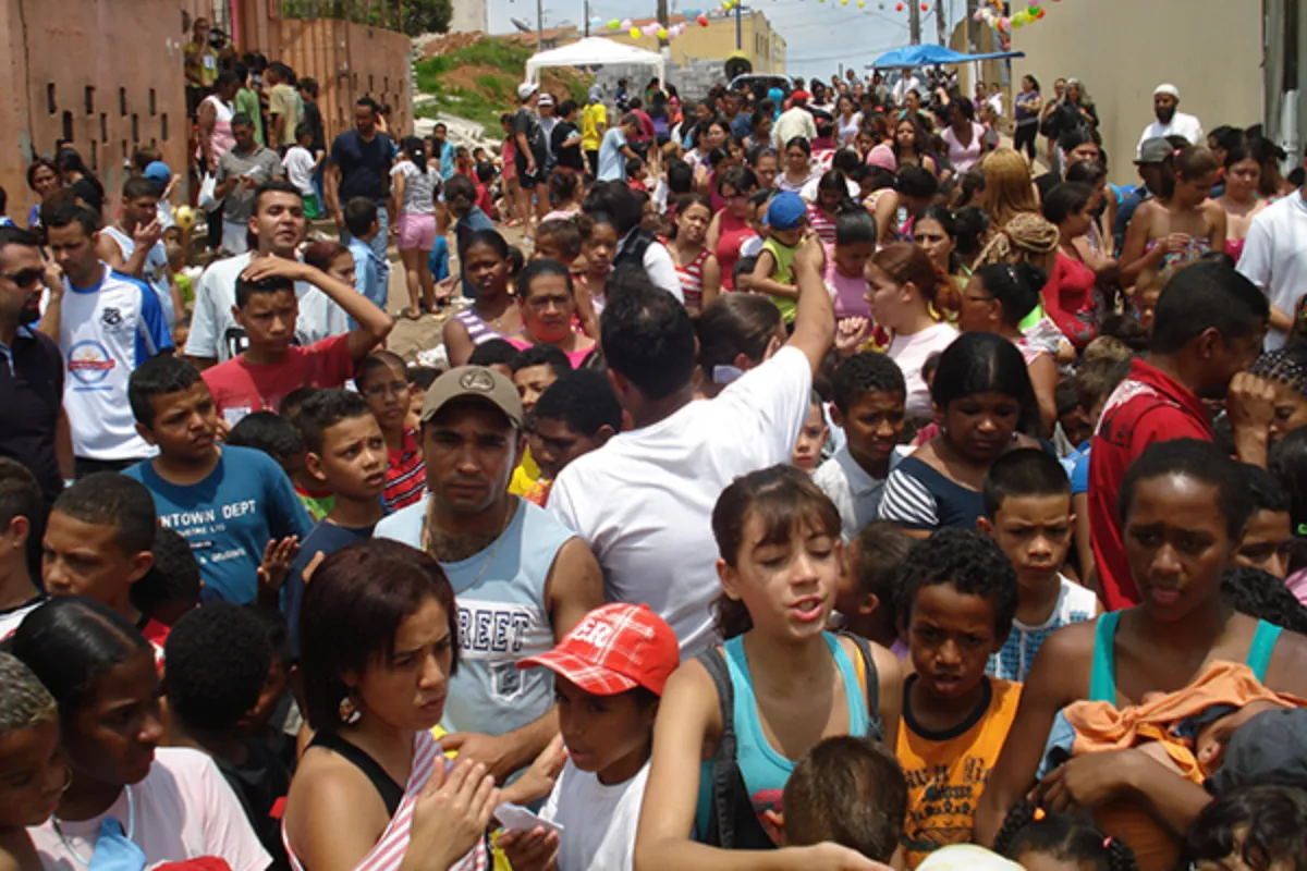 Atividades do MARKAZ - 2026 64 Famílias e crianças reunidas durante ação de assistência social